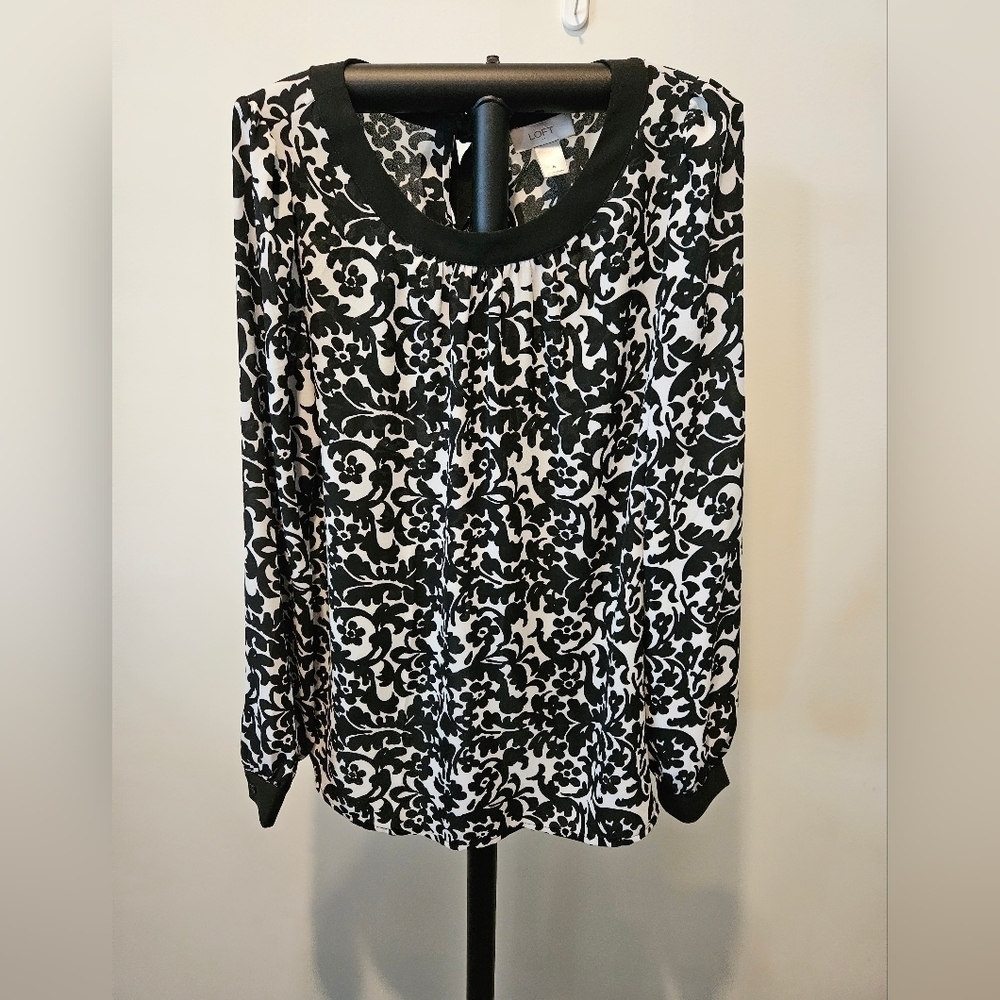 LOFT BLACK & IVORY FLORAL PULLOVER BLOUSE TIES INTO A BOW REAR NECKLINE SIZE S
